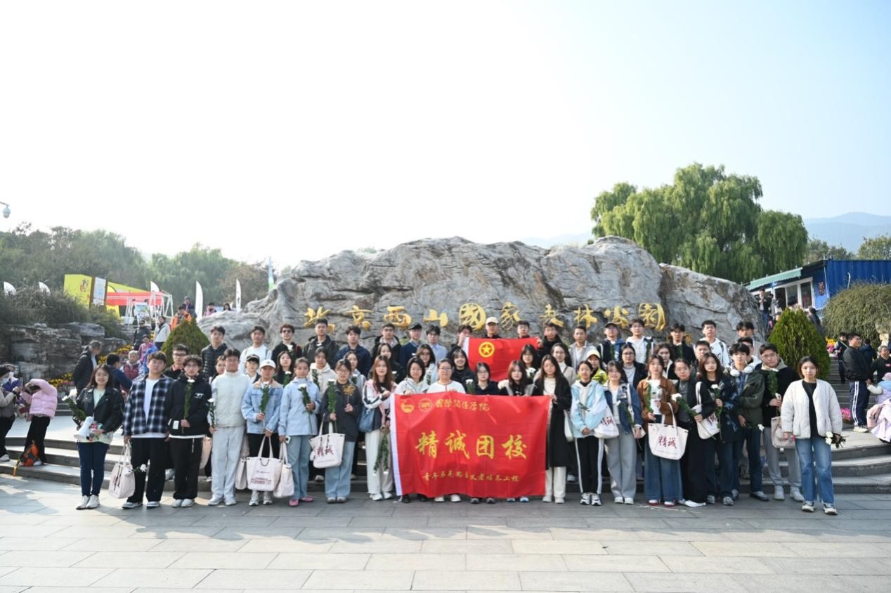 一群人站在街道上AI 生成的内容可能不正确。