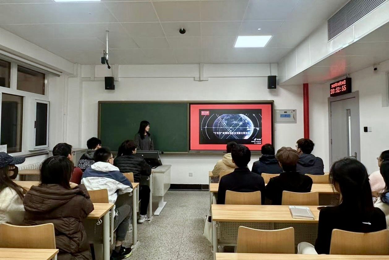 人们在房间里AI 生成的内容可能不正确。