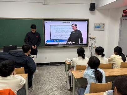 一群人坐在电视前AI 生成的内容可能不正确。