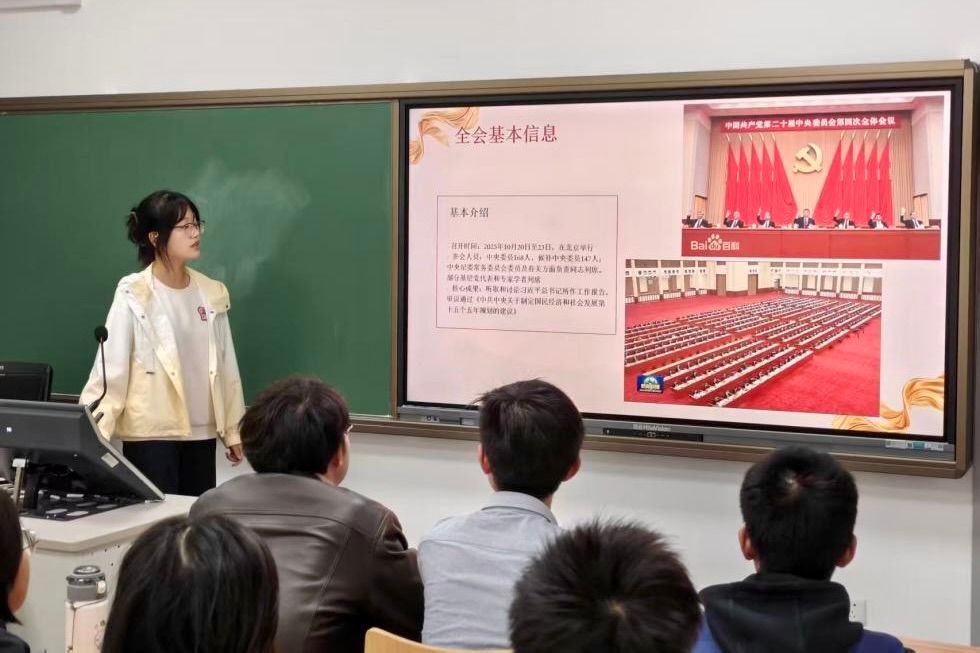 一群人站在柜台前AI 生成的内容可能不正确。