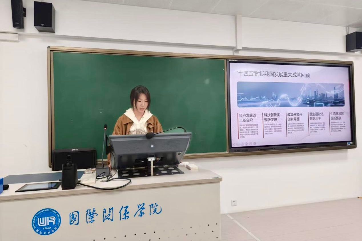 图片包含 室内, 男人, 窗户, 电视AI 生成的内容可能不正确。