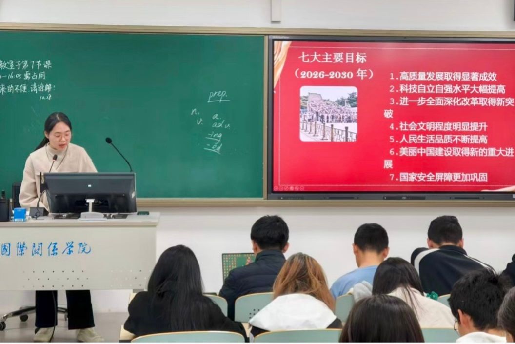 一群人在开会AI 生成的内容可能不正确。