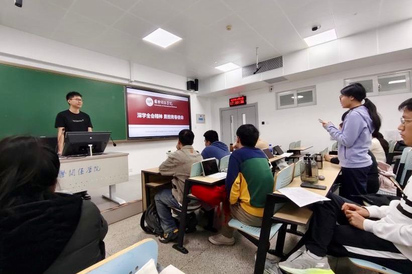 会议室里的人们AI 生成的内容可能不正确。